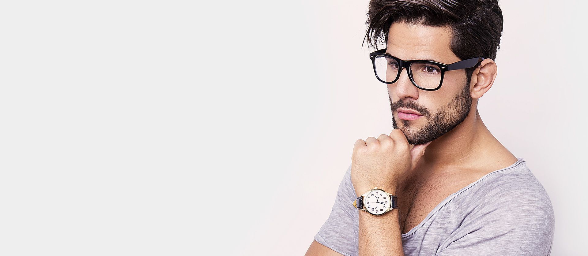 Ein Mann mit Brille zeigt Uhr